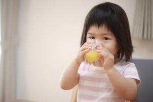 Tuổi nào trẻ có thể uống nước ép trái cây