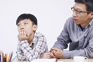 Trẻ ám ảnh suốt đời khi bố mẹ làm 7 điều này trước mặt