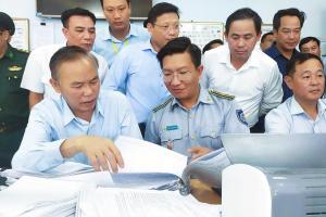 Kiểm tra chống khai thác hải sản bất hợp pháp tại huyện đảo Vân Đồn