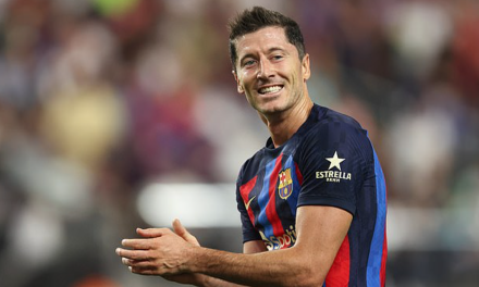 Đóng giả người hâm mộ để giật đồng hồ của cầu thủ Barcelona