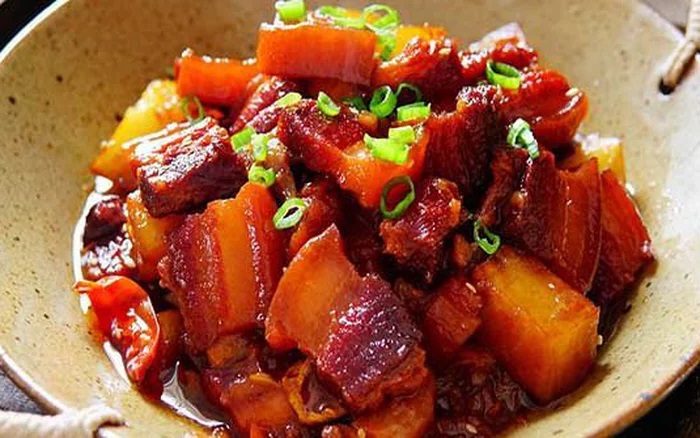 Không phải nước dừa, đem thịt ba chỉ kho với thứ nước này đảm bảo ngon ngỡ ngàng, cả nhà đều thích