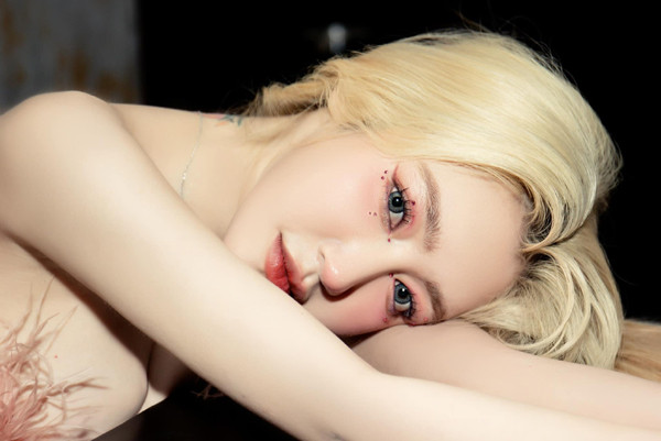 Hot girl Elly Trần: Tự tử 2 lần không thành, được vợ Tuấn Hưng giúp đỡ