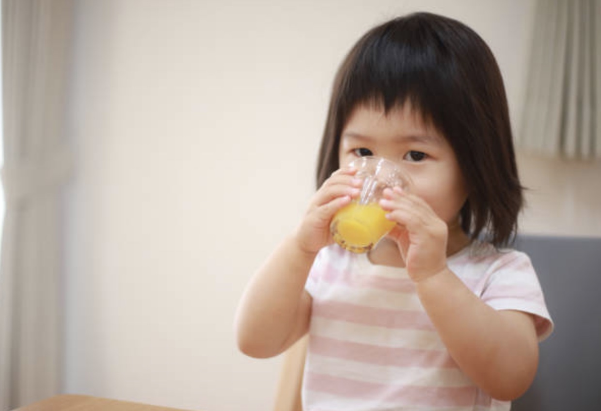 Tuổi nào trẻ có thể uống nước ép trái cây