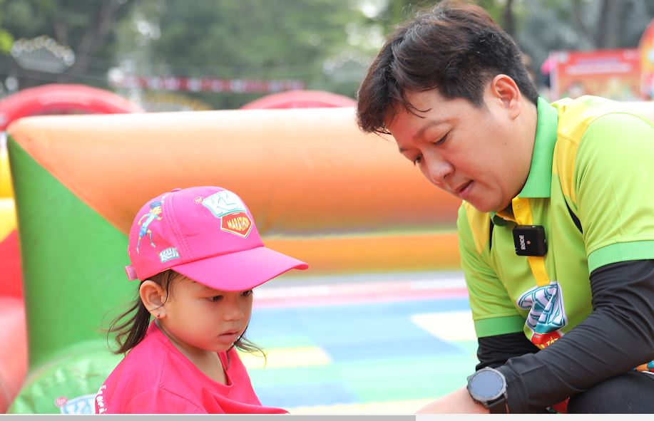 Trường Giang chạy cùng runner nhí Kun Marathon Huế