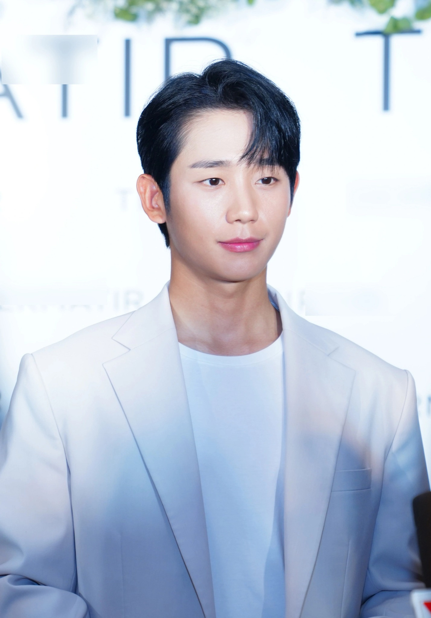 Jung Hae In gây sốt khi bất ngờ có mặt tại Việt Nam