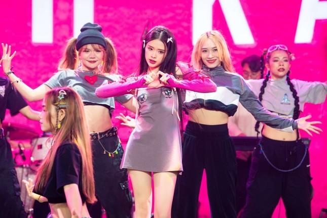 Hotgirl cầm mic: Chi Pu khiến Vnet 'quay xe', Khả Ngân nhanh nhạy chuyển hướng