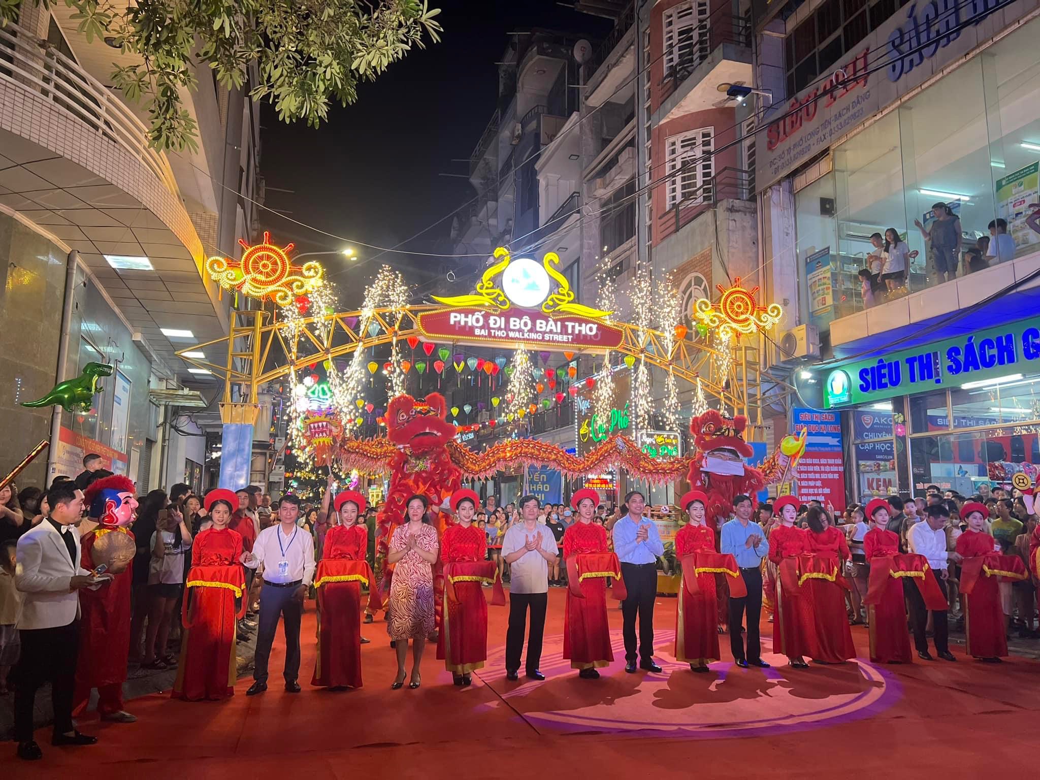Quảng Ninh: Phố đi bộ Bài Thơ đón hàng nghìn người trong ngày đầu hoạt động
