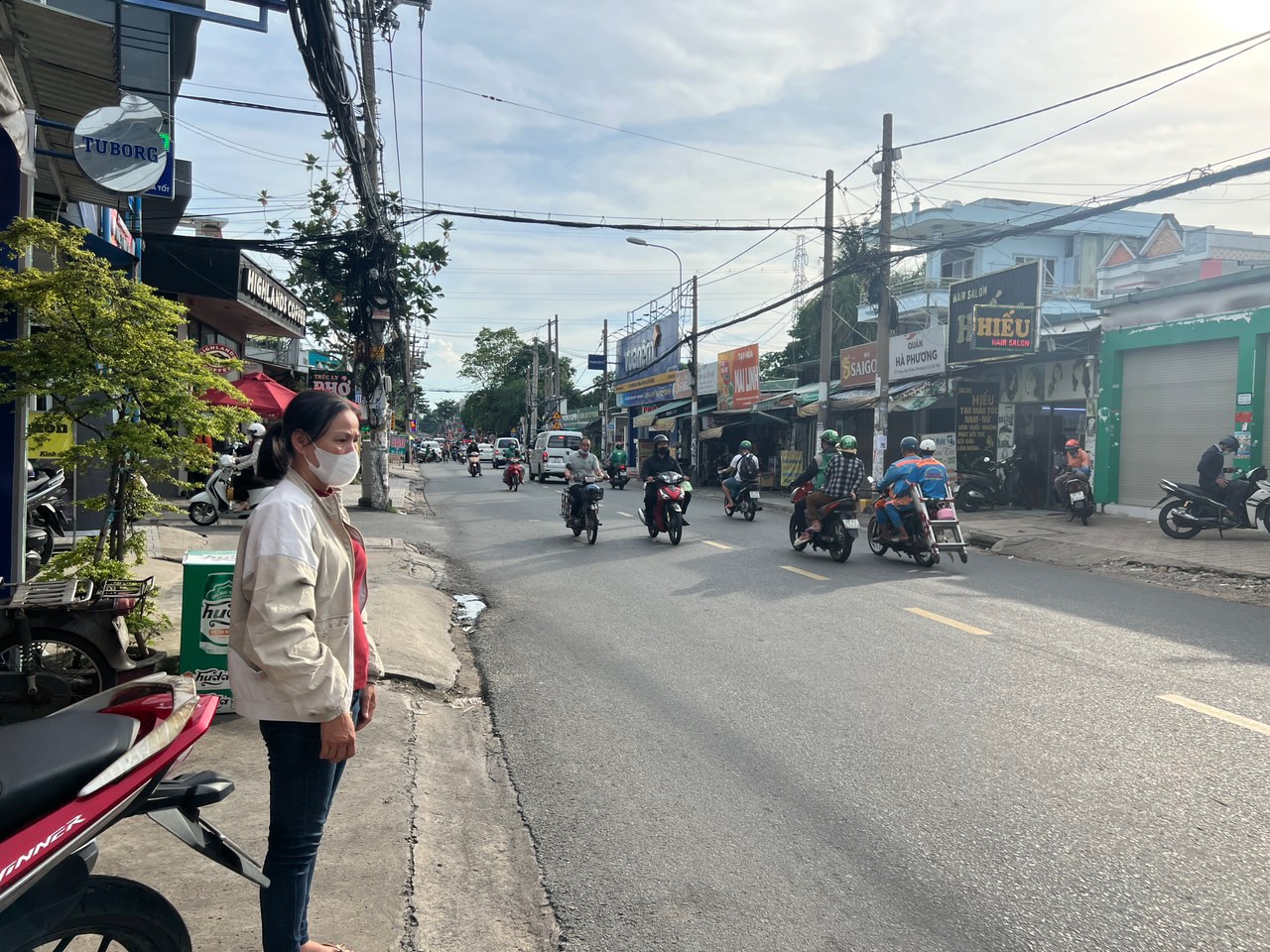 Người mẹ gõ cửa từng nhà tìm nguyên nhân cái chết của con