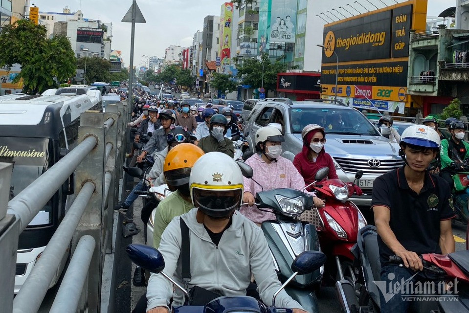 Lý do cửa ngõ Tân Sơn Nhất kẹt cứng, nghìn xe 'chôn chân' giờ cao điểm