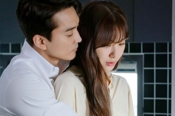 Chồng chết lặng khi biết được quá khứ của vợ xinh đẹp