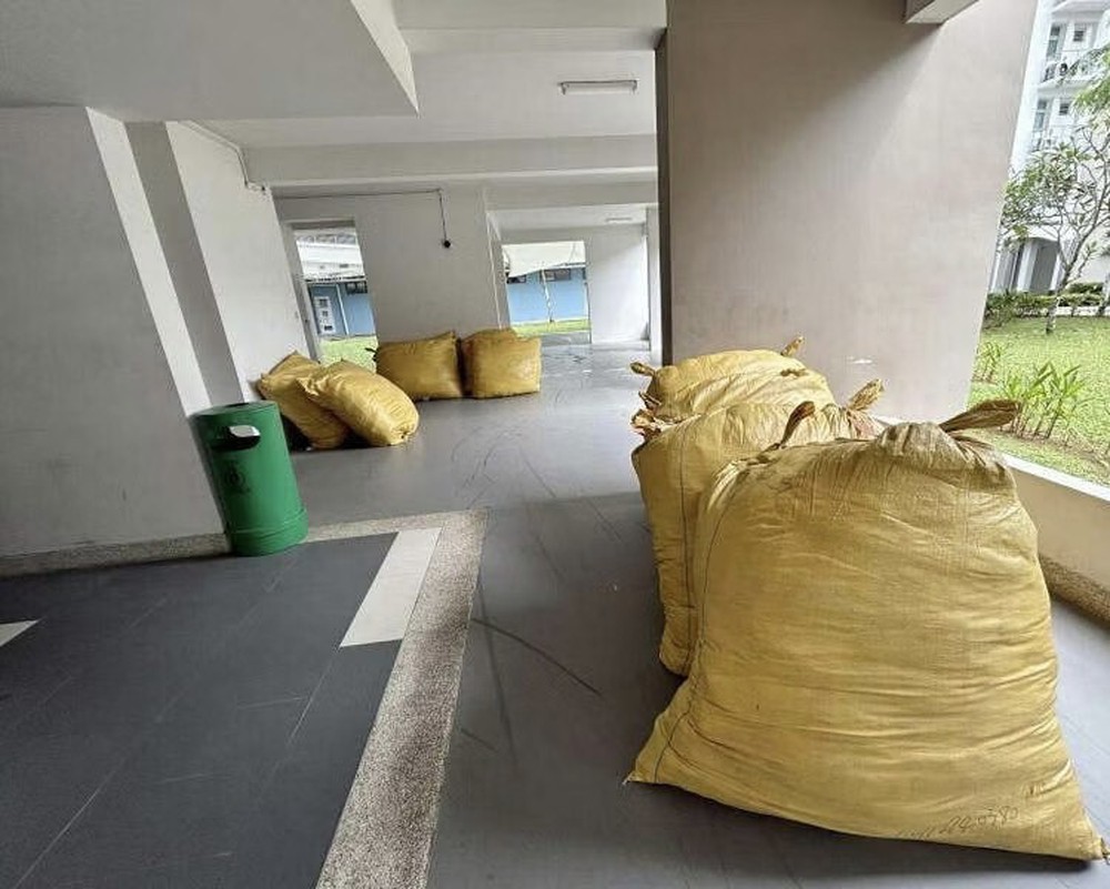 Người đàn ông trả 15 triệu đồng để vận chuyển 1 tấn quần áo về nhà, hành động của shipper khiến ai cũng ức chế