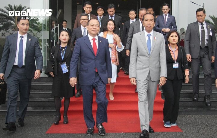 Ông Phạm Nhật Vượng lái xe chở Tổng thống Indonesia thăm nhà máy VinFast