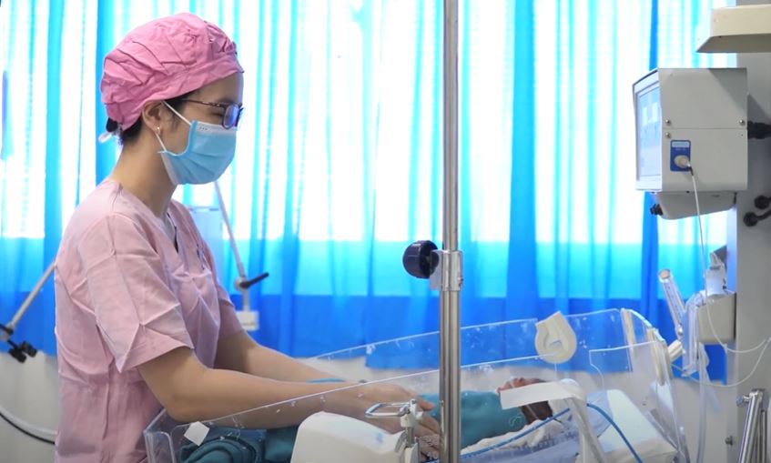Quảng Nam: Cứu sống bé gái sinh non 30 tuần tuổi chỉ nặng 850 gam