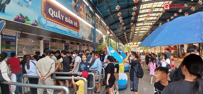 Nắng nóng, người dân đổ xô đến Công viên nước Hồ Tây