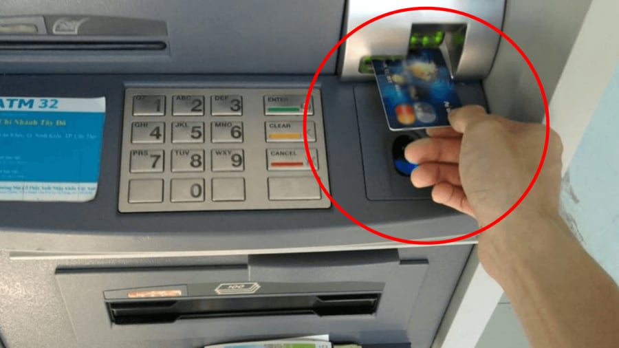 Làm gì khi bị máy ATM nuốt thẻ? Nhấn ngay nút này để máy nhả thẻ