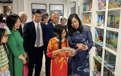 Khai trương tủ sách tiếng Việt phục vụ cộng đồng tại Pháp