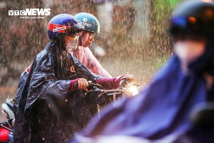 Dự báo thời tiết ngày mai 13/8: Miền Bắc mưa lớn tập trung vào đêm và sáng