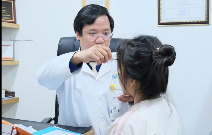 Cô gái sưng lệch mặt vì tự nặn mụn, đắp thuốc đông y