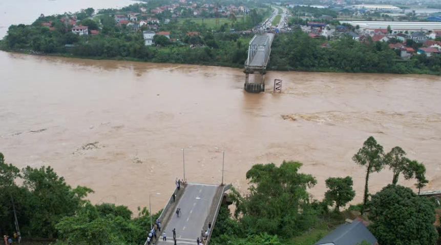 Tin mới nhất vụ sập cầu Phong Châu: 8 phương tiện gặp nạn, đã đưa 5 người đi cấp cứu