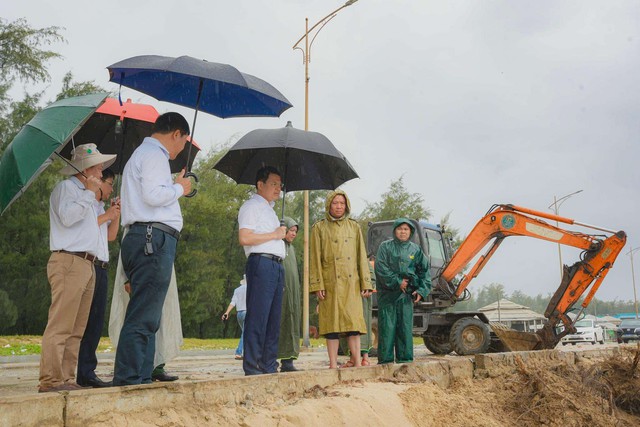 Bờ biển ở Huế sạt lở bất thường: Lãnh đạo tỉnh chỉ đạo nóng